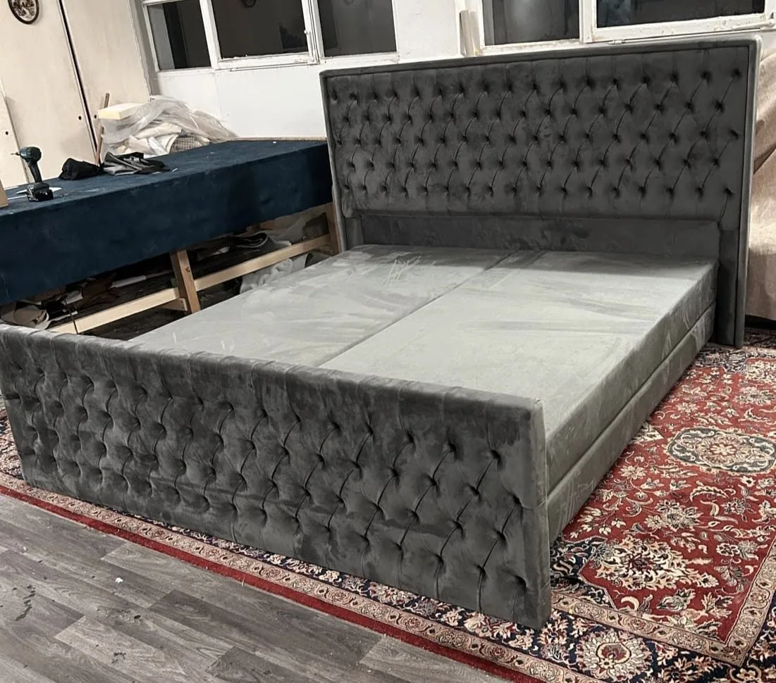 Bett mit Knopfheftung