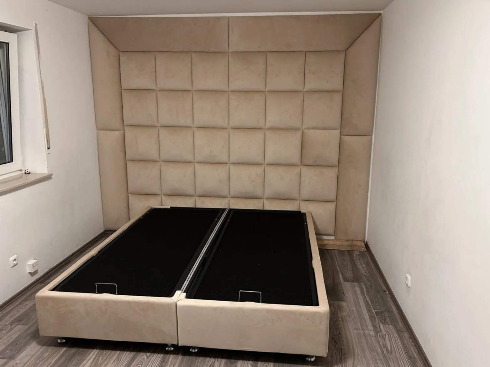 Bett mit Wandpaneel