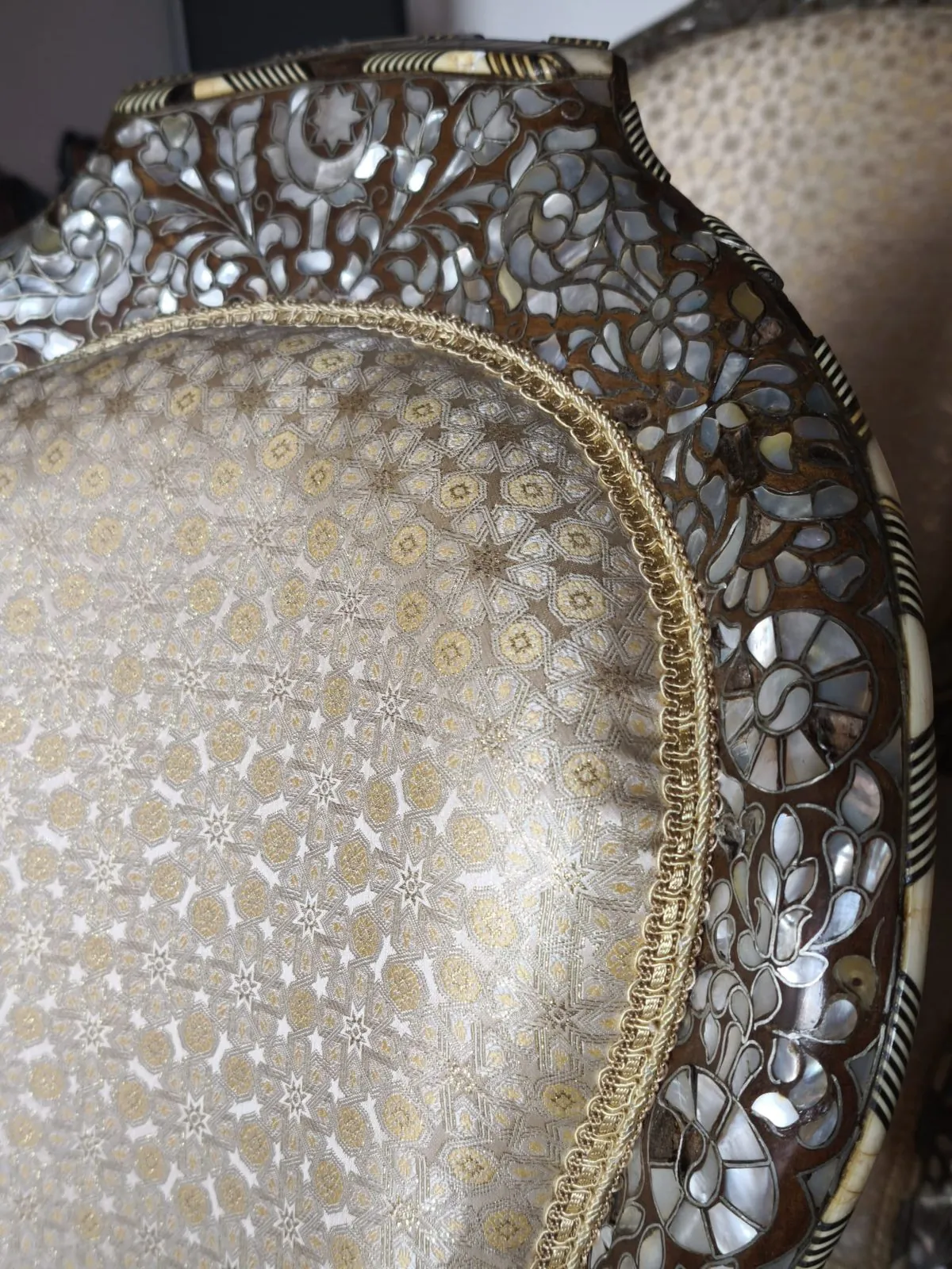 Detail: Polster mit Brokatstoff