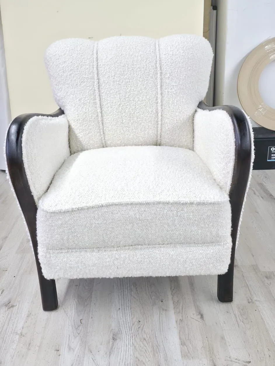 Sessel mit Holzarmlehnen