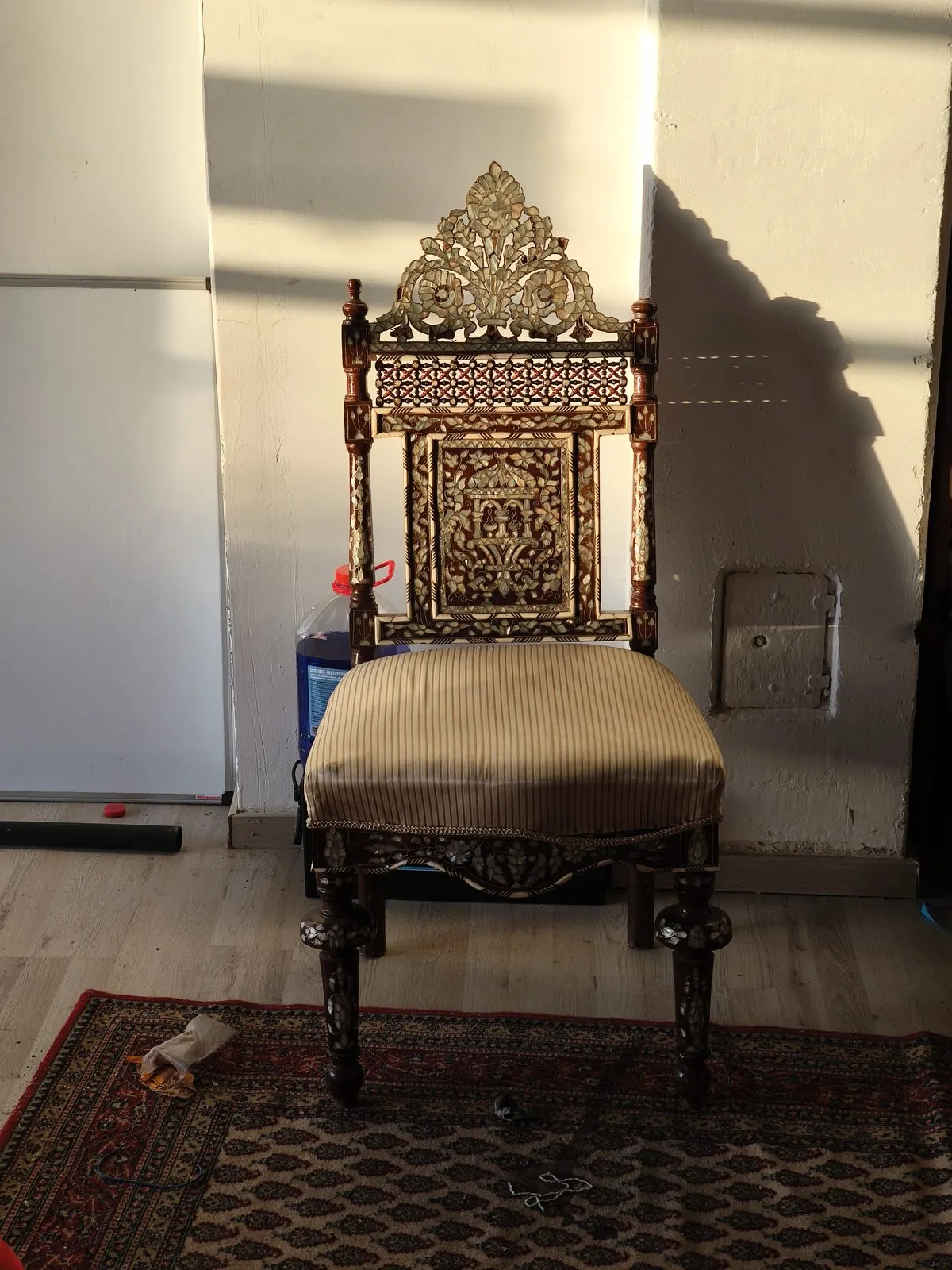 Stuhl mit Perlmutt-Intarsien