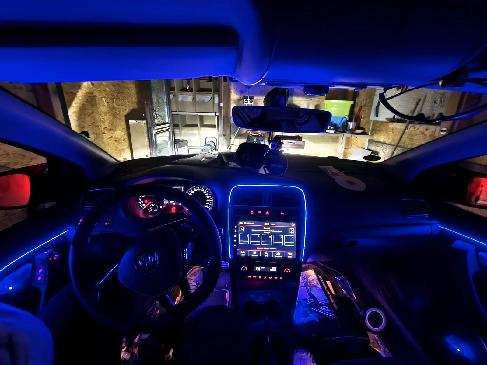 VW Polo mit Ambientebeleuchtung in Blau, bei Nacht