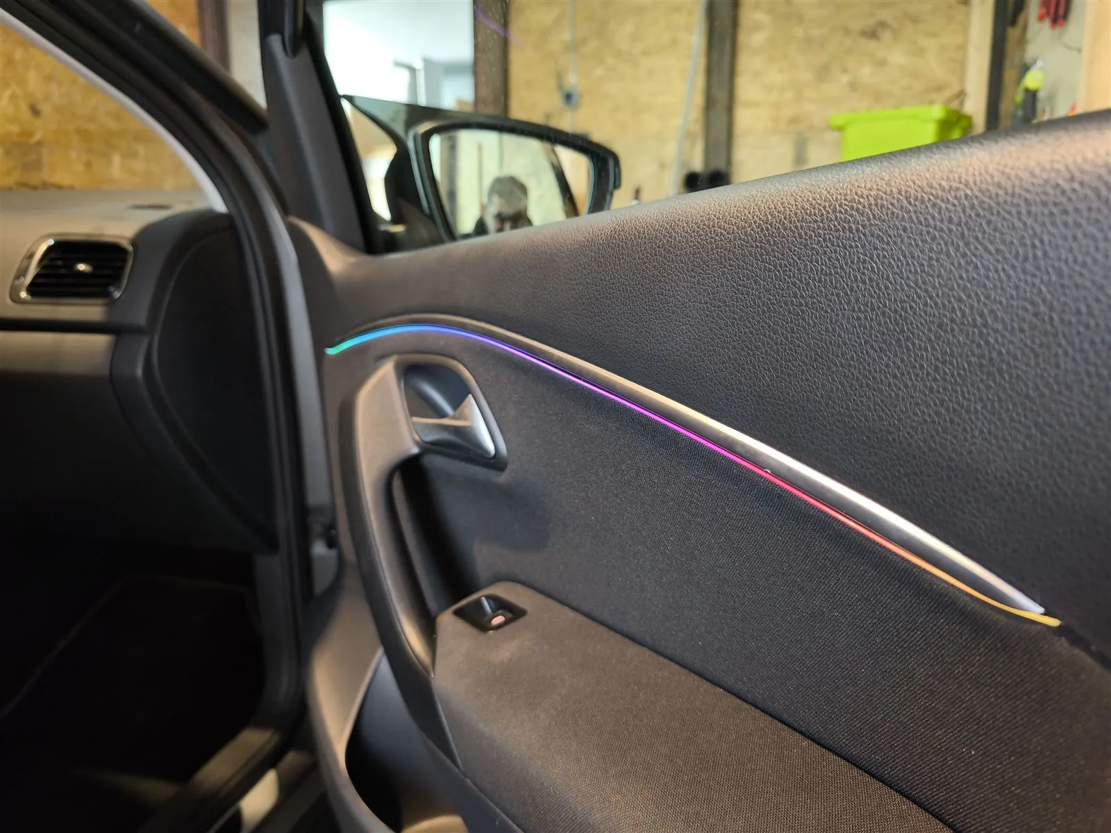RGB-Lichtleiste in der Türverkleidung