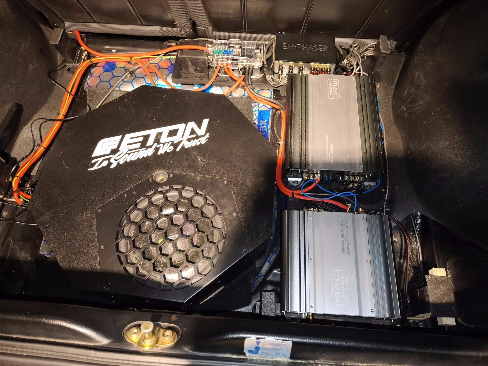 Subwoofer und Verstärker im Kofferraum