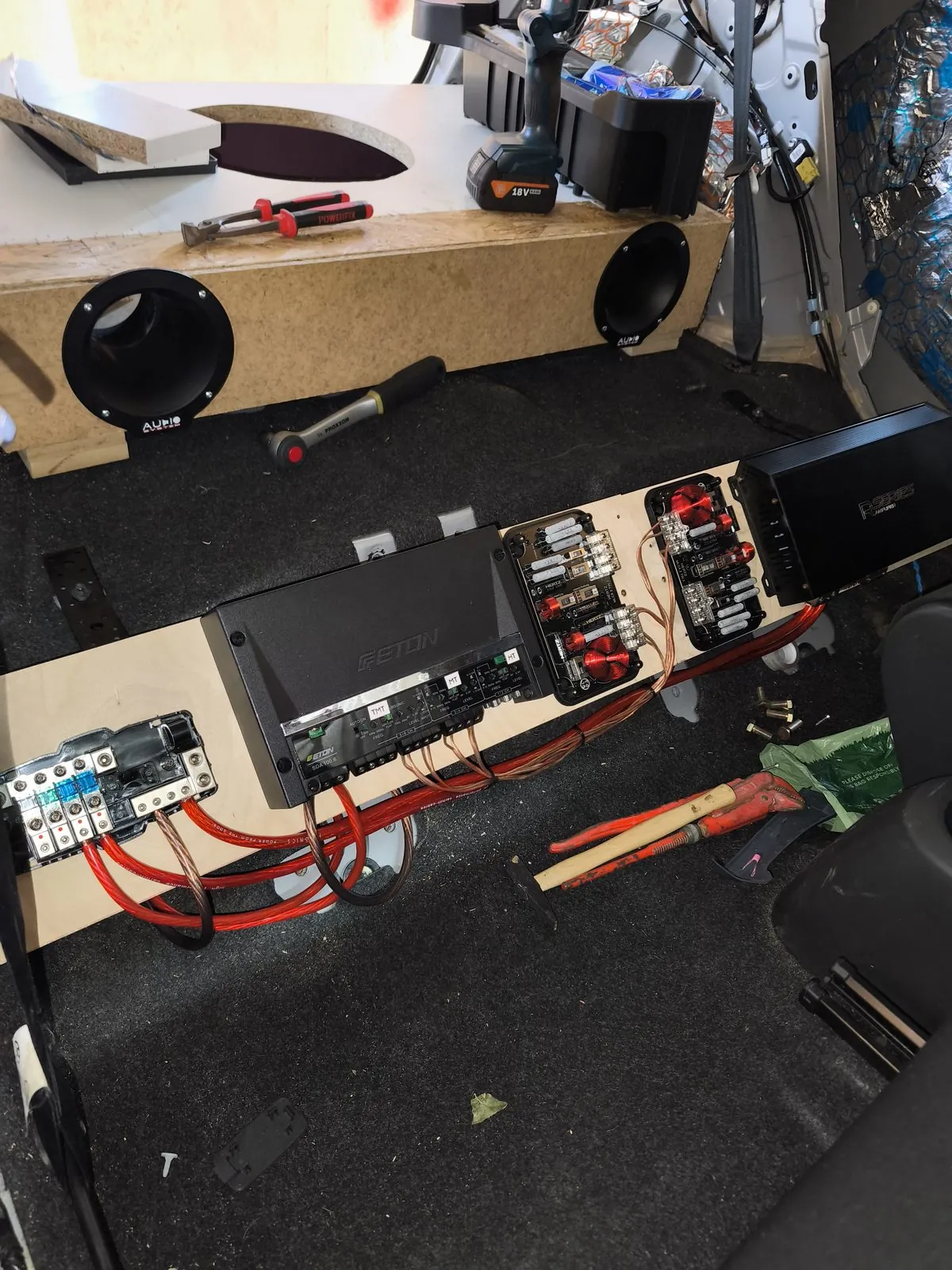 Verstärker-Rack auf Holzplatte